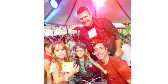 No Carnaval do Castelinho, o vice-presidente Francisco Dimas de Almeida com Fábio Donadelli, supervisor de eventos, e dois dos primeiros colocados no Concurso Infantil: David Tomazike, que foi de Théo da Salve Jorge, e Bianca Suctrell, de Princesa